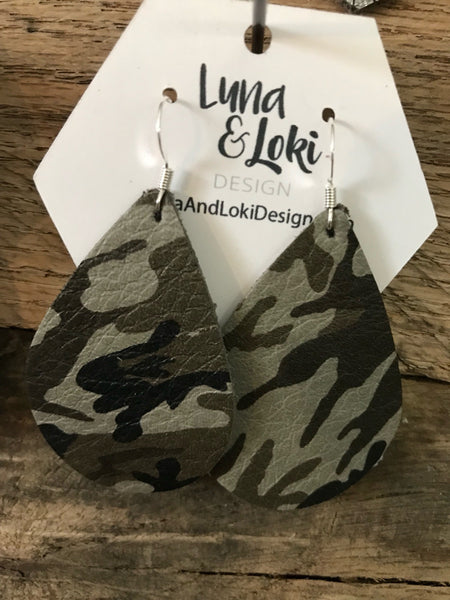 grey-and-green-camouflage-teardrop-leather-earrings-1